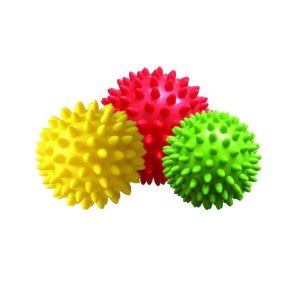 Qmed tüskés masszázslabda 9 cm piros színben