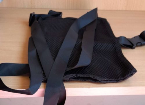 VIZELET ZSÁKTARTÓ TÁSKA FEKETE